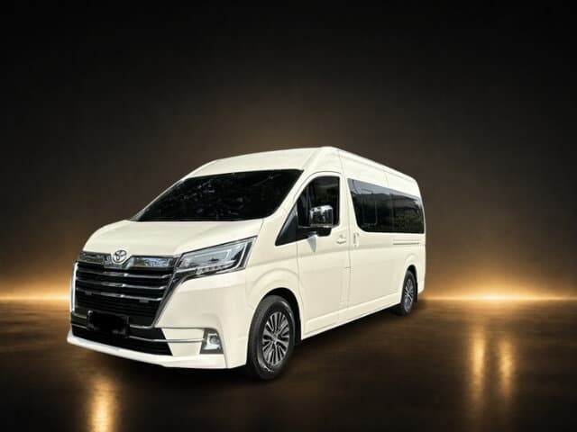 Toyota Hiace Luxury untuk rental mobil Padang